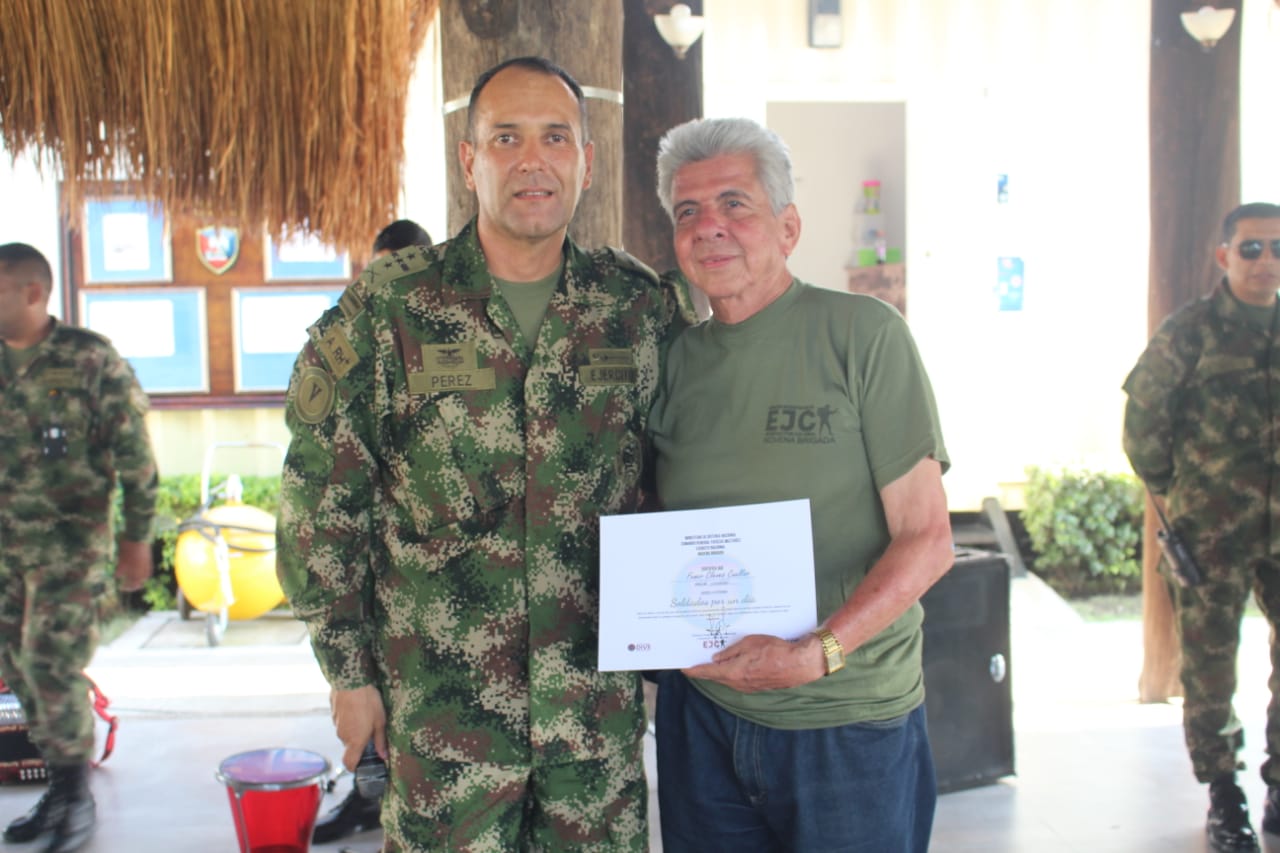 Periodista Fener Cleves junto al comandante de la IX Brigada.
